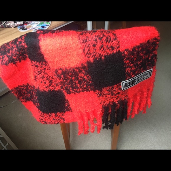 Victoria’s Secret New large plaid knit scarf - Picture 2 of 4